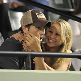 Pár si úzkostlivě hlídá soukromí a do společnosti nechodí. Jejich snímky jsou proto extrémně vzácné. Tento pochází z roku 2013.