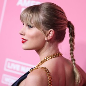 U Taylor Swift se ofina už stala takřka poznávací znamením. Zpěvačka ofinu nosí jak s rozpuštěnými vlasy, tak s uhlazenými účesy