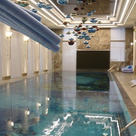 V luxusním sídle nechybí mramorem obložený bazén.