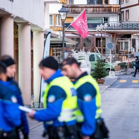 Údajně má být až 40 mrtvých a 100 zraněných.