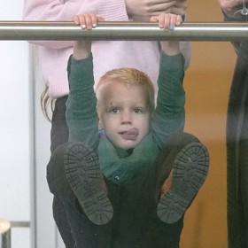 Přebytek energie se snažil zúročit houpáním na zábradlí a šplháním po skleněné stěně. Evidentně jde o jeho oblíbenou zábavu, podobný kousek předvedl na stejné akci přesně před rokem.