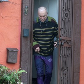 Herec Mickey Rourke šokoval svým vzhledem fanoušky.