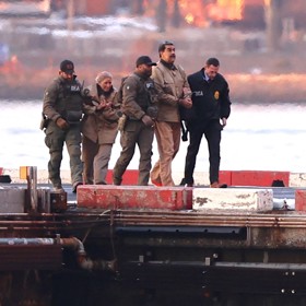 Nicolas Maduro a jeho žena jsou odváděni po příletu do USA.