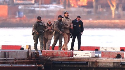 FOTO: Nicolas Maduro a jeho žena jsou odváděni po příletu do USA.