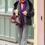 V mrazivých dnech zachraňuje herečku Jennifer Lawrence fialová šála.