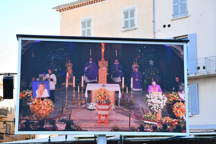 FOTO: Obrazovky, na nichž se promítalo poslední rozloučení s Brigitte Bardot. – stránka 7