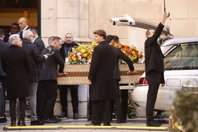 FOTO: Proutěná rakev s ostatky Brigitte Bardot. – stránka 5