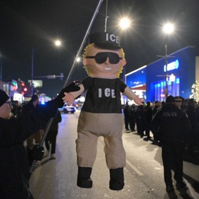 Lidé na protestu věšeli figurínu agenta ICE.