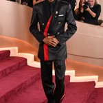 Rapper Snoop Dogg vypadal, jako by se chystal do postele, a ne na červený koberec. Jeho saténový oblek s červeně lemovaným sakem a kalhotami totiž tak trochu evokoval pyžamo.