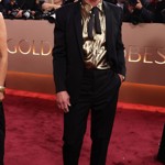 Herec Walton Goggins sice zvolil vhodný oblek od Yvese Saint Laurenta, ale vybral si k němu naprosto nevhodnou košili a ještě nevhodnější vázanku. I když jít na Zlaté globy ve zlaté je vlastně stylové.