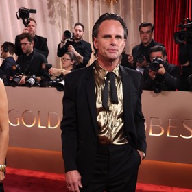 Herec Walton Goggins sice zvolil vhodný oblek od Yvese Saint Laurenta, ale vybral si k němu naprosto nevhodnou košili a ještě nevhodnější vázanku. I když jít na Zlaté globy ve zlaté je vlastně stylové.