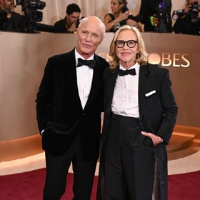 Herečtí manželé Amy Madigan a Ed Harris dorazili po dvacetileté pauze na předávání Zlatých globů, přičemž aktualizovali svůj třicet let starý look ze stejné akce.