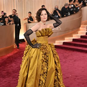 Do černého se netrefila ani herečka Parker Posey v nadýchané hořčicově žluté róbě a kontrastních černých rukavicích. Hedvábné šaty s volány nežádoucím způsobem přidávaly divě na objemu, a navíc na dálku působily dojmem, že byly vyrobené z termoizolační fólie.