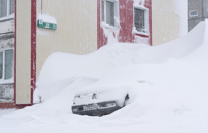 FOTO: Sníh dosahuje až k prvním patrům. – stránka 4