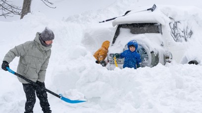 FOTO: Lidé na Kamčatce jsou zasypaní.