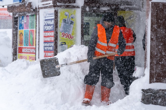 FOTO: V některých obchodech přerušili dodávku potravin. – stránka 8