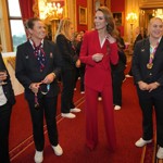 Kate Middleton přivítala na hradě Windsor anglické mistryně světa v rugby v červeném kalhotovém kostýmu z dílny Alexandera McQueena. Barvou demonstrovala nejen svůj status, ale také odkazovala na přezdívku týmu, který zní Rudé růže.