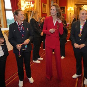 Kate Middleton přivítala na hradě Windsor anglické mistryně světa v rugby v červeném kalhotovém kostýmu z dílny Alexandera McQueena. Barvou demonstrovala nejen svůj status, ale také odkazovala na přezdívku týmu, který zní Rudé růže.