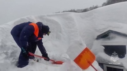FOTO: Vítr udělal až třímetrové závěje.