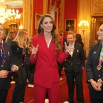 Dominantu kostýmu tvořilo vedle širokých nohavic asymetricky střižené sako.