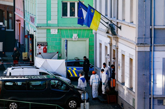 FOTO: Vlajky na úřadě v Chřibské. – stránka 9