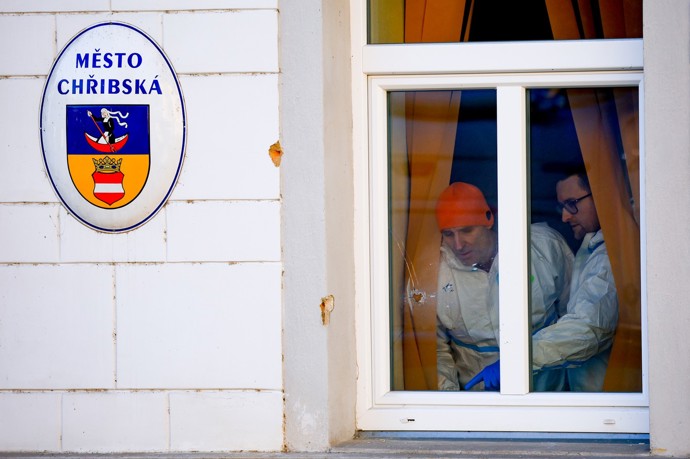 FOTO: Policisté po útoku v Chřibské. – stránka 6