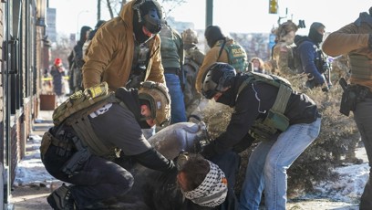 FOTO: Agenti ICE zatýkají protestujícího.