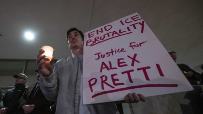 FOTO: Lidé nosí svíčky na památu zastřeleného Alexe Prettiho.