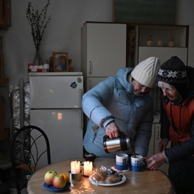 Lidé si v bytech v Kyjeve svítí svíčkami a chodí v bundách.