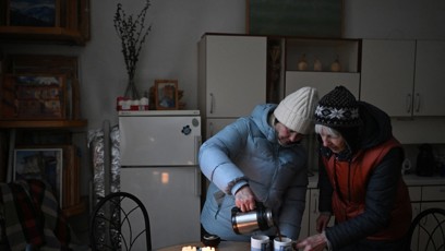 FOTO: Lidé si v bytech v Kyjeve svítí svíčkami a chodí v bundách.