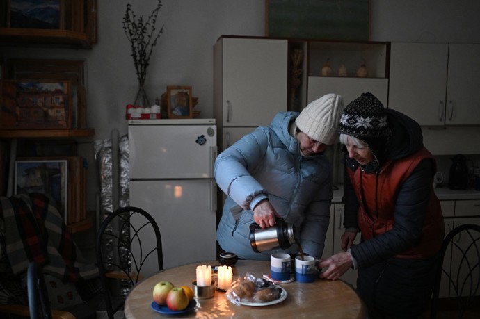 FOTO: Lidé si v bytech v Kyjeve svítí svíčkami a chodí v bundách. – stránka 5