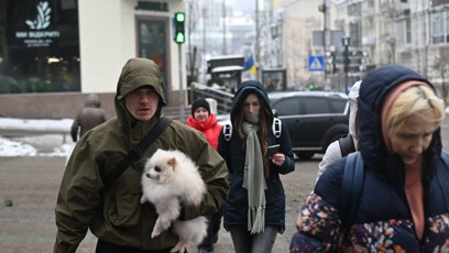 FOTO: Lidé se museli evakuovat z bytů v Kyjevě i se svými mazlíčky.