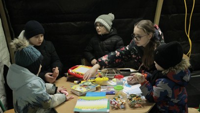 FOTO: Děti se kvůli ruským útokům musí učit ve stanech.