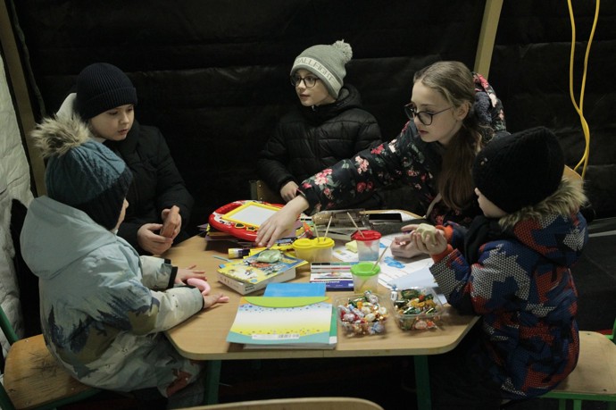 FOTO: Děti se kvůli ruským útokům musí učit ve stanech. – stránka 1