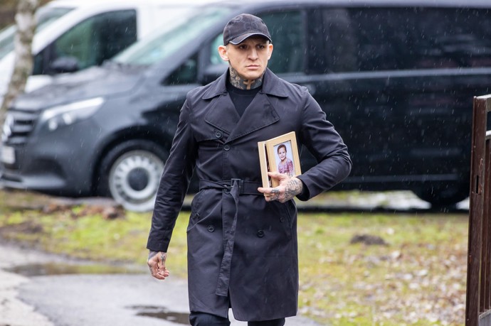 FOTO: Gábor Boráros přišel na pohřeb s fotografií v rámečku.