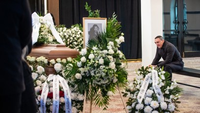 FOTO: Emotivní poslední rozloučení se slovenskou influencerkou Monikou Jákliovou. Na fotografii zdrcený exsnoubenec Gábor Boráros.