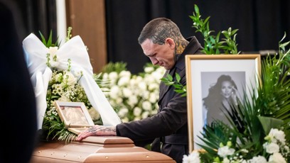 FOTO: Emotivní poslední rozloučení se slovenskou influencerkou Monikou Jákliovou. Na fotografii zdrcený exsnoubenec Gábor Boráros.