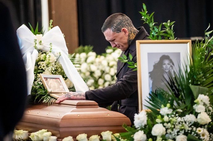 FOTO: Emotivní poslední rozloučení se slovenskou influencerkou Monikou Jákliovou. Na fotografii zdrcený exsnoubenec Gábor Boráros. – stránka 4