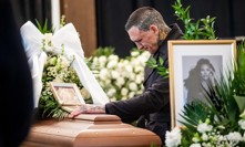 Emotivní poslední rozloučení se slovenskou influencerkou Monikou Jákliovou. Na fotografii zdrcený exsnoubenec Gábor Boráros.