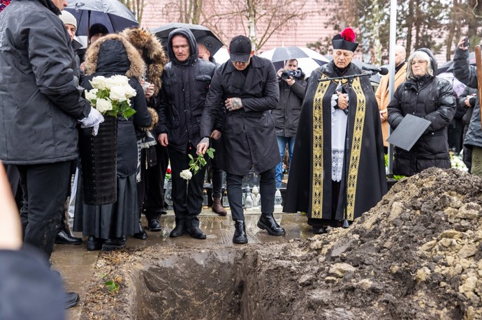 FOTO: Gábor Boráros hodil do hrobu své expartnerce bílou růži. – stránka 1