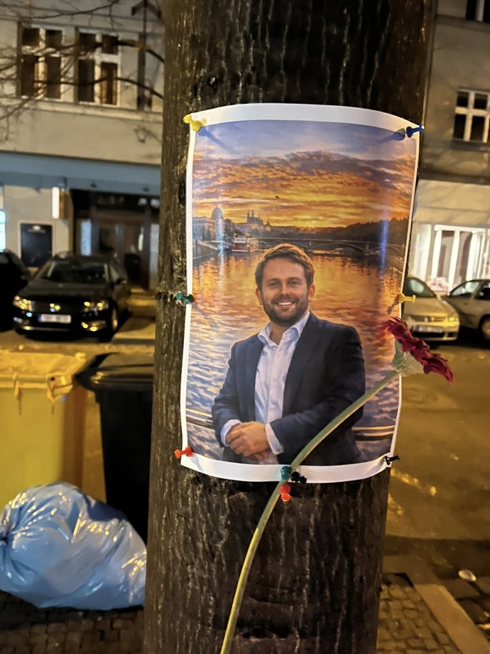 FOTO: Lidé na něj vzpomínají před hotelem, kde vypadl z okna.