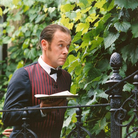 Saturnin (Oldřich Vízner) je sluha, který se stane pánem svého pána v podání Ondřeje Havelky.