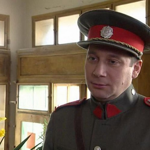 Četnické humoresky: Seriál sleduje skupinku sympatických četníků na brněnské pátrací stanici. Na snímku Tomáš Töpfer jako Karel Arazím.