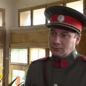 Četnické humoresky: Seriál sleduje skupinku sympatických četníků na brněnské pátrací stanici. Na snímku Tomáš Töpfer jako Karel Arazím.