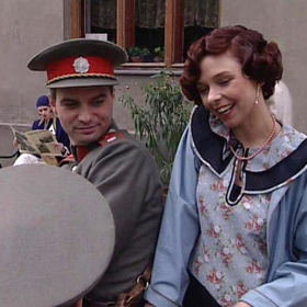 Použilo se více než  6 500 kostýmů... (na snímku vlevo Ivan Trojan a Jana Epikaridis)