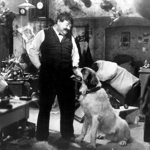 Přijdu hned: Vycpávač zvířat, Václav Barvínek, musí najít šek  na milion korun, jenž vypsal před svou smrtí jeho strýc, jinak vše připadne na charitu. Na snímku Saša Rašilov st.