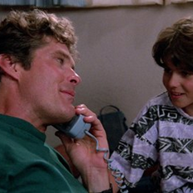 Takhle známe Jeremyho z Pobřežní hlídky všichni. 