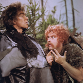 Její hlas můžete v roli vypravěčky slyšet v pohádce Kmotři z blat. V ní se do jižních Čech přistěhuje Bouřňák, který to tam hodlá zničit. Na snímku Boris Rösner a Ladislav Potměšil.