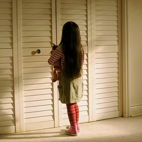 ...kdy zmizí jejich nejmladší dcera. (snímek z filmu Poltergeist)