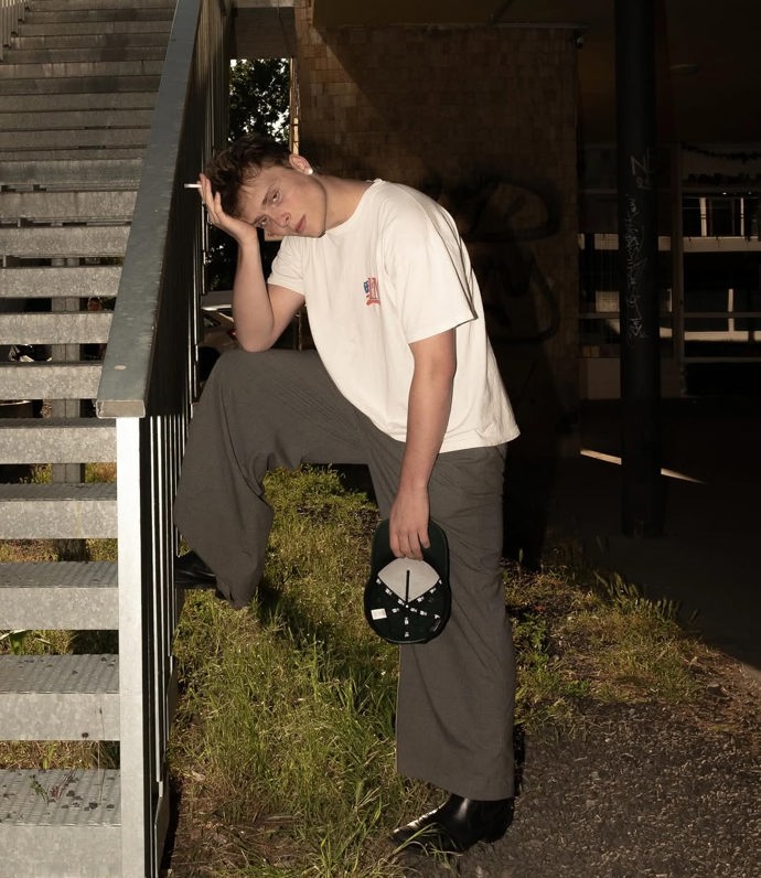 FOTO: V novém videoklipu dává David Prachař svému synovi Františku Prachařovi cigaretu. – stránka 2